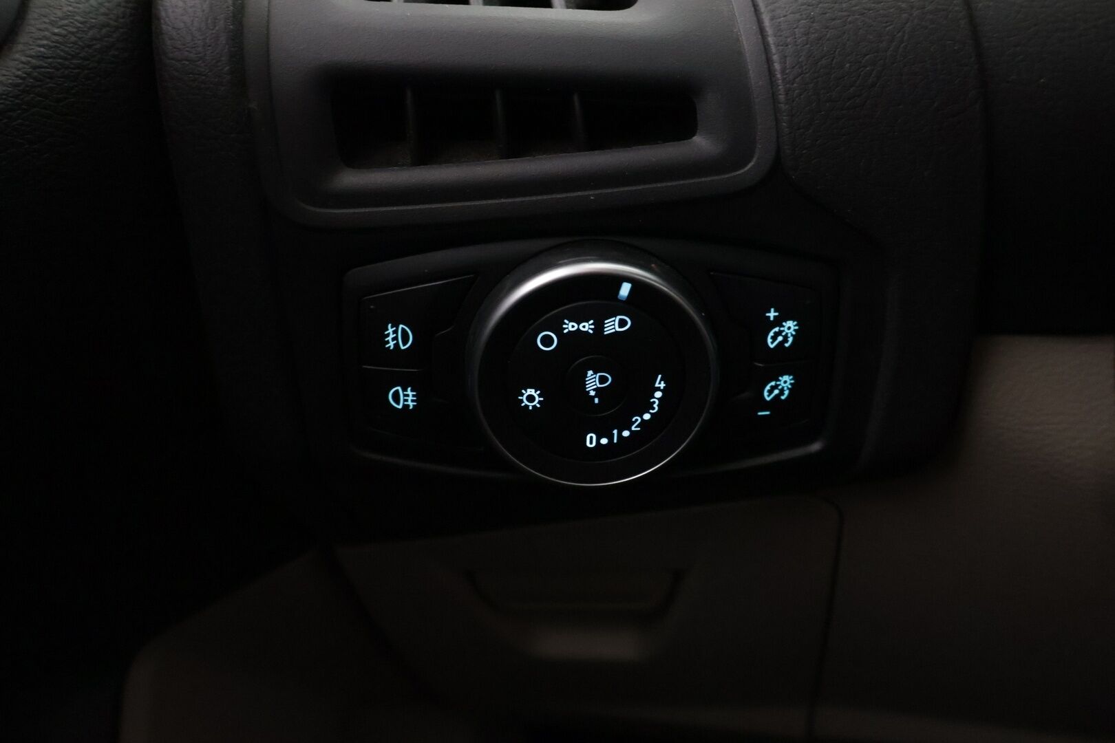 Ford Focus 2015 1,0 EcoBoost 125 hv Start/Stop M6 Trend Wagon - *Lohko / Tutkat / Lämmitettävä tuulilasi / Juuri katsastettu / Myydään Huutokaupat.com*