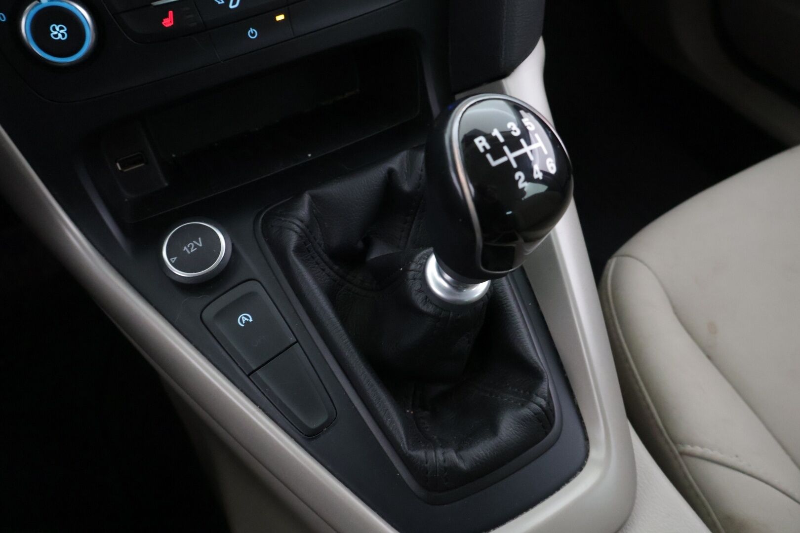 Ford Focus 2015 1,0 EcoBoost 125 hv Start/Stop M6 Trend Wagon - *Lohko / Tutkat / Lämmitettävä tuulilasi / Juuri katsastettu / Myydään Huutokaupat.com*