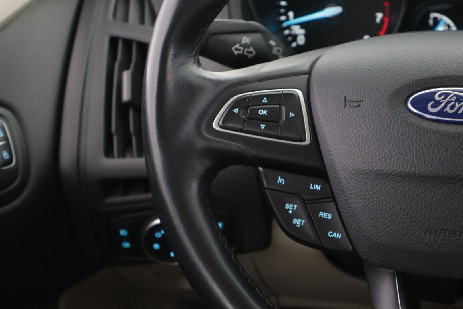 Ford Focus 2015 1,0 EcoBoost 125 hv Start/Stop M6 Trend Wagon - *Lohko / Tutkat / Lämmitettävä tuulilasi / Juuri katsastettu / Myydään Huutokaupat.com*