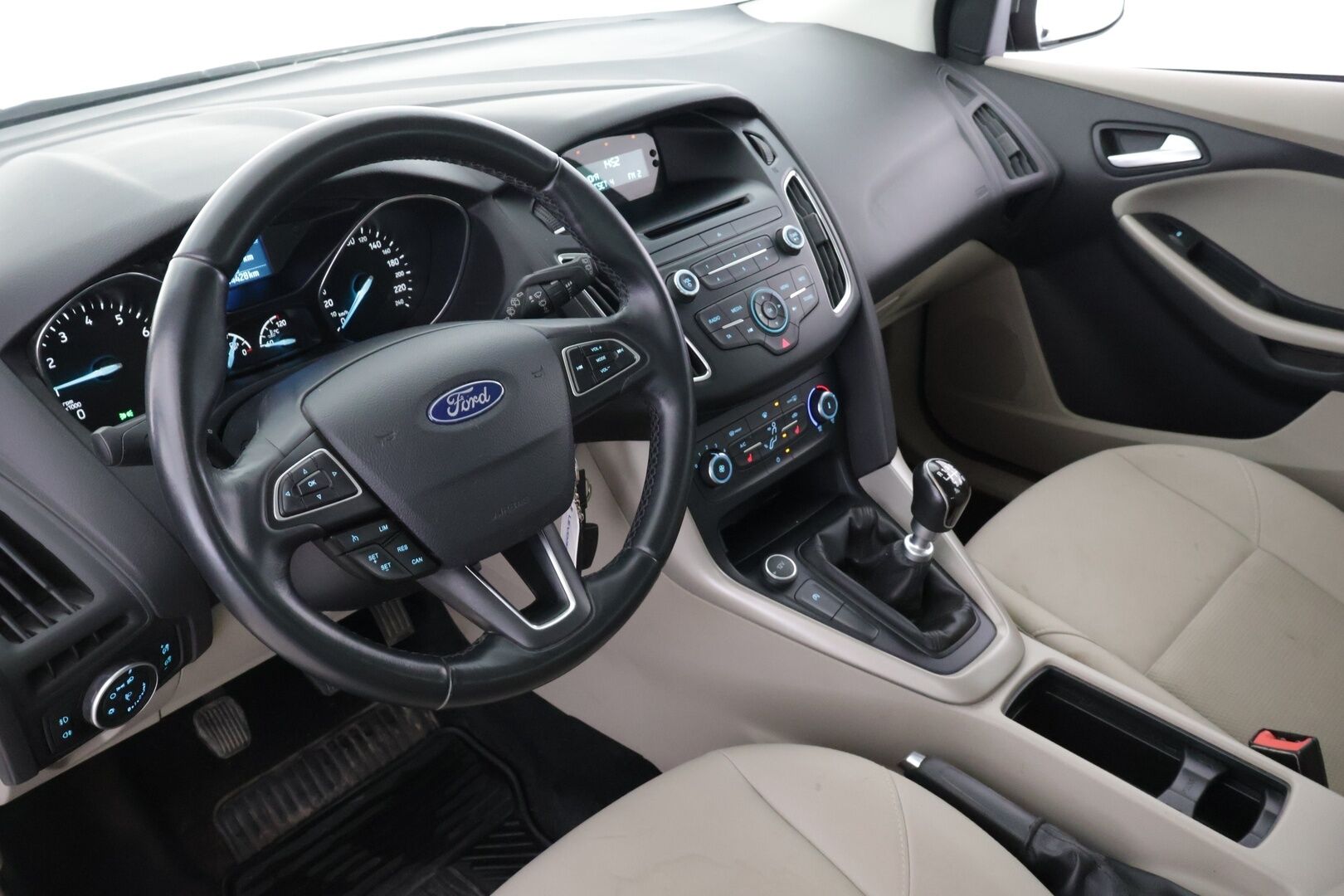 Ford Focus 2015 1,0 EcoBoost 125 hv Start/Stop M6 Trend Wagon - *Lohko / Tutkat / Lämmitettävä tuulilasi / Juuri katsastettu / Myydään Huutokaupat.com*