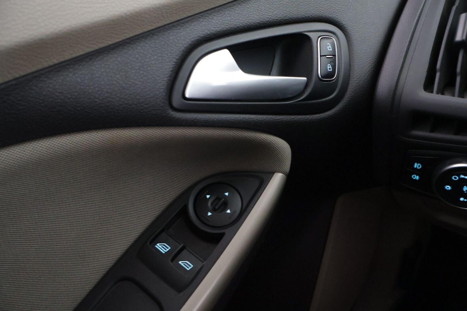 Ford Focus 2015 1,0 EcoBoost 125 hv Start/Stop M6 Trend Wagon - *Lohko / Tutkat / Lämmitettävä tuulilasi / Juuri katsastettu / Myydään Huutokaupat.com*