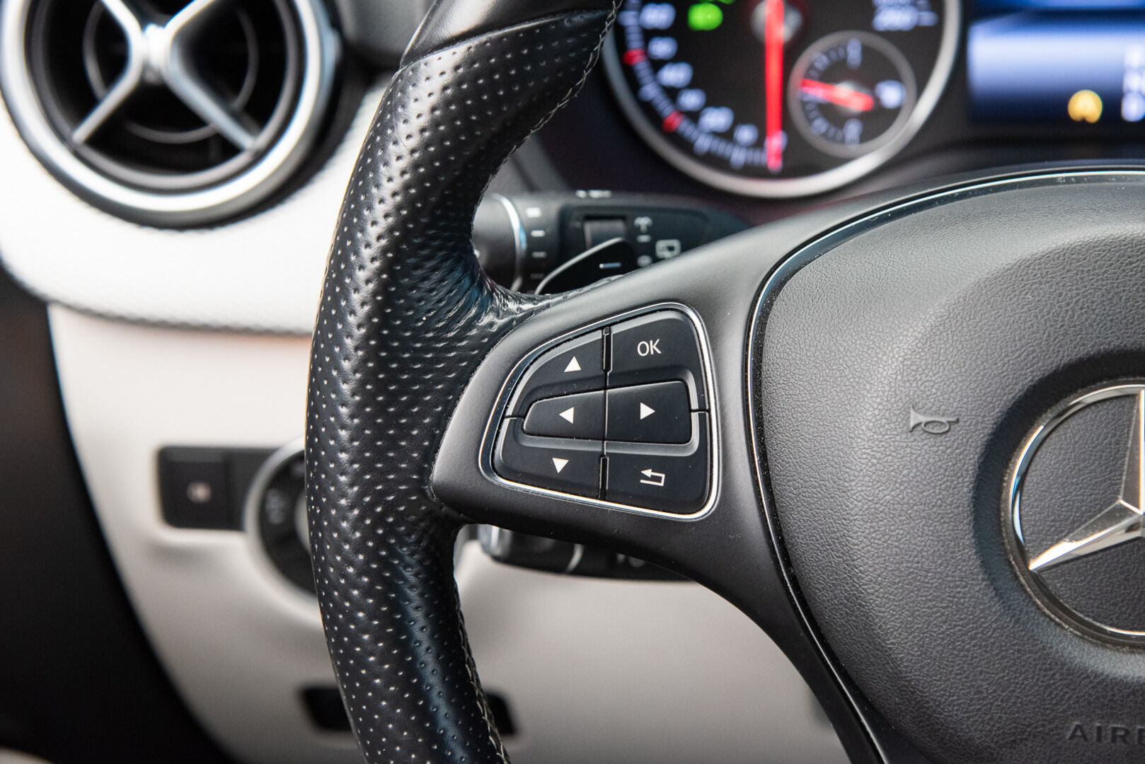 Mercedes-Benz B 2015 200 CDI 4Matic A Premium Business *Webasto / Kamera / Koukku / LED* - Suomi-auto / Kahdet renkaat vanteilla