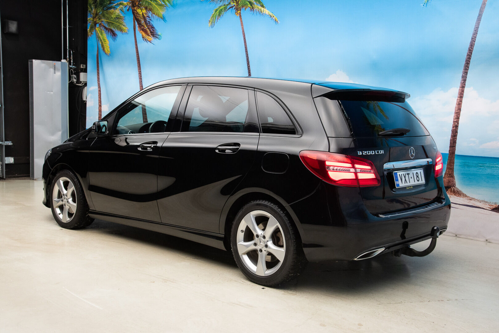 Mercedes-Benz B 2015 200 CDI 4Matic A Premium Business *Webasto / Kamera / Koukku / LED* - Suomi-auto / Kahdet renkaat vanteilla