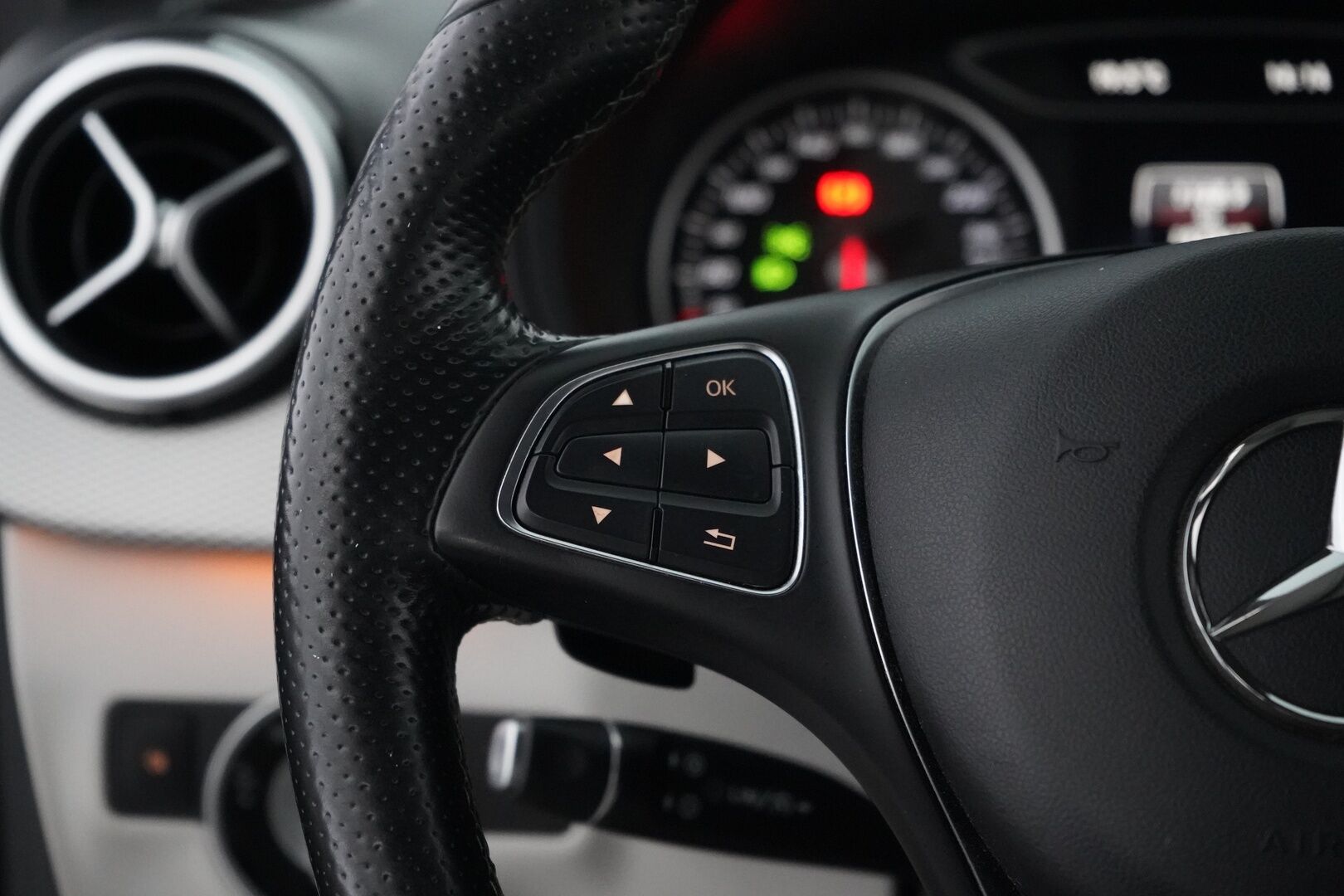 Mercedes-Benz B 2015 200 CDI 4Matic A Premium Business *Webasto / Kamera / Koukku / LED* - Suomi-auto / Kahdet hyvät renkaat vanteilla