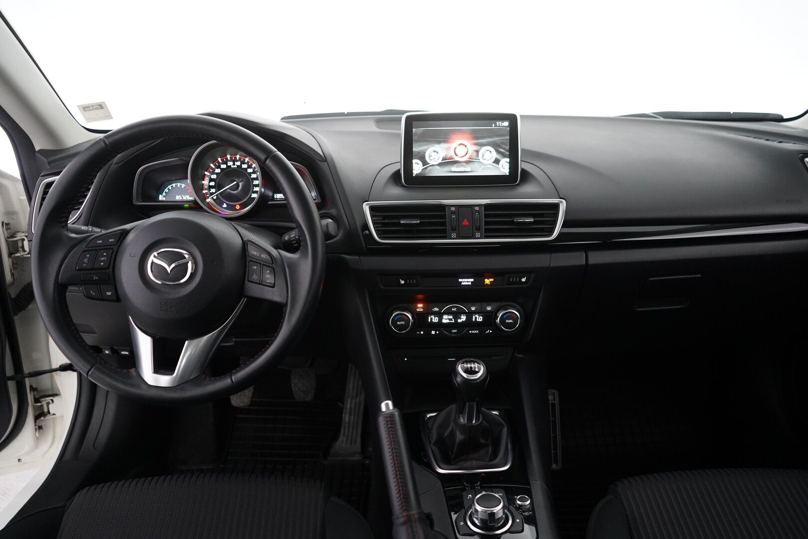 Mazda 3 2016 Sedan 2,0 (120) SKYACTIV-G Premium 6MT 4ov CO1 - 1.Om / Suomi-auto / Myydään juuri huollettuna ja tuulilasi vaihdettuna!