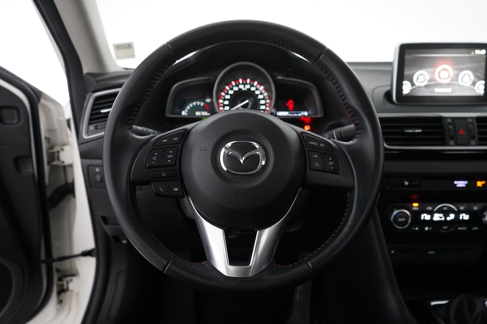 Mazda 3 2016 Sedan 2,0 (120) SKYACTIV-G Premium 6MT 4ov CO1 - 1.Om / Suomi-auto / Myydään juuri huollettuna ja tuulilasi vaihdettuna!