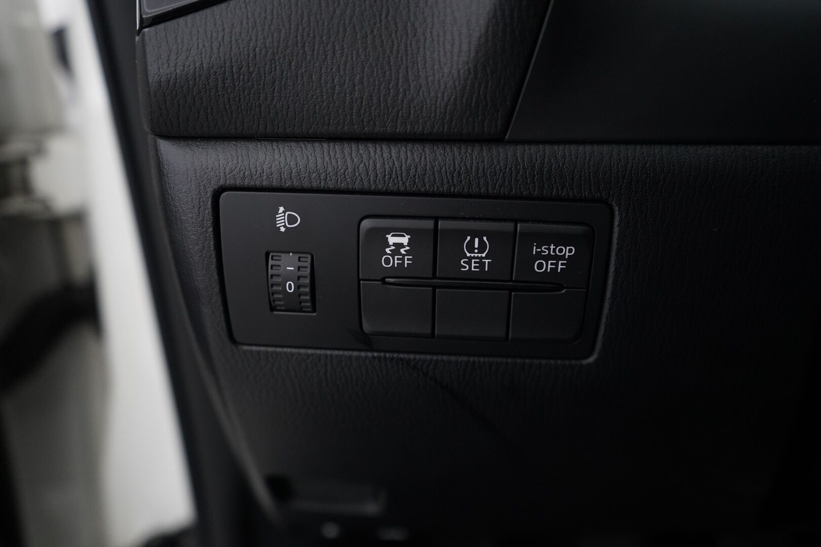 Mazda 3 2016 Sedan 2,0 (120) SKYACTIV-G Premium 6MT 4ov CO1 - 1.Om / Suomi-auto / Myydään juuri huollettuna ja tuulilasi vaihdettuna!