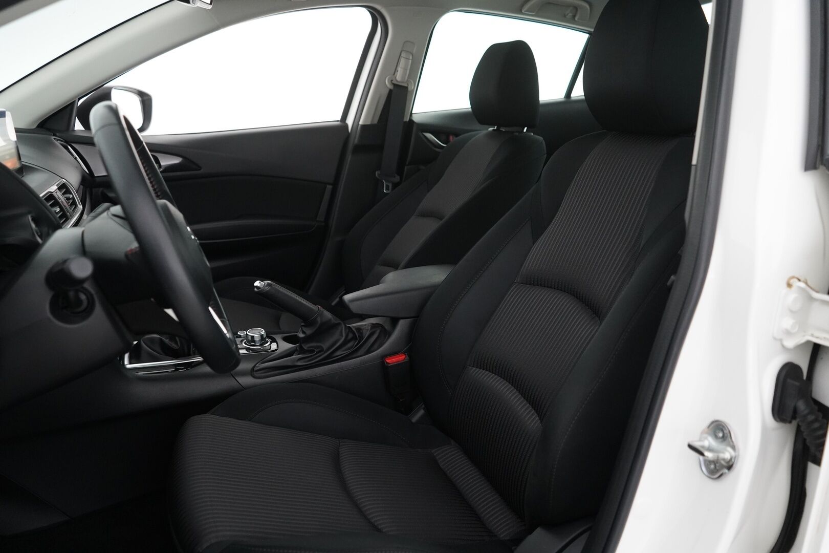 Mazda 3 2016 Sedan 2,0 (120) SKYACTIV-G Premium 6MT 4ov CO1 - 1.Om / Suomi-auto / Myydään juuri huollettuna ja tuulilasi vaihdettuna!