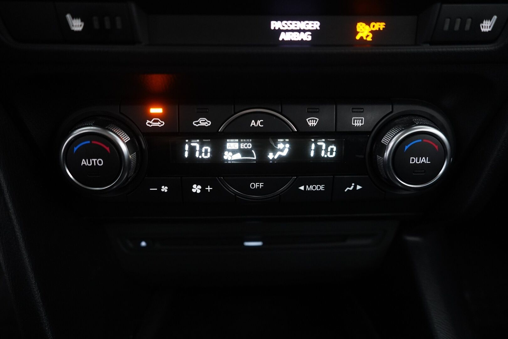 Mazda 3 2016 Sedan 2,0 (120) SKYACTIV-G Premium 6MT 4ov CO1 - 1.Om / Suomi-auto / Myydään juuri huollettuna ja tuulilasi vaihdettuna!