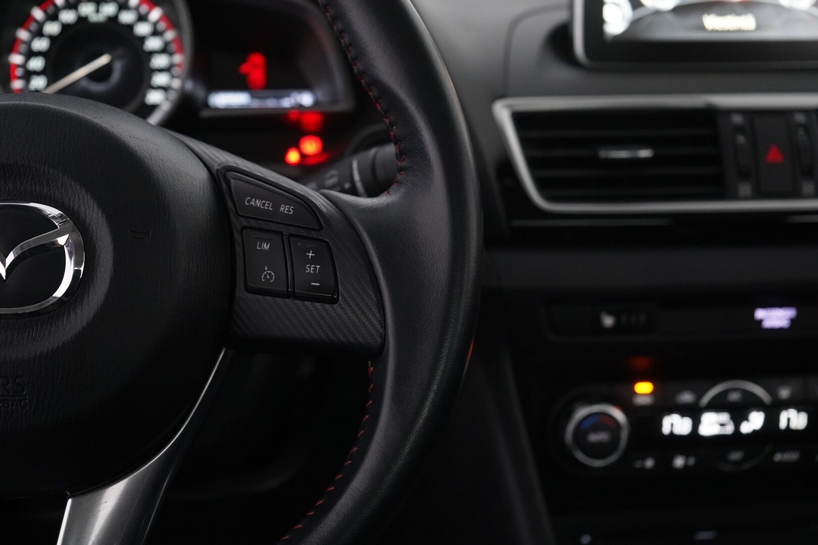 Mazda 3 2016 Sedan 2,0 (120) SKYACTIV-G Premium 6MT 4ov CO1 - 1.Om / Suomi-auto / Myydään juuri huollettuna ja tuulilasi vaihdettuna!