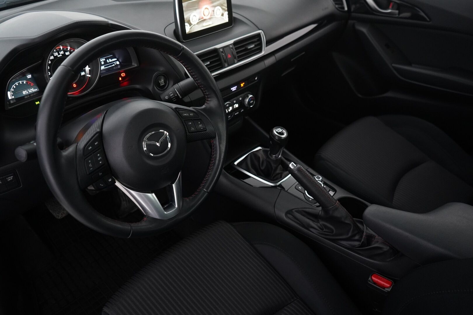 Mazda 3 2016 Sedan 2,0 (120) SKYACTIV-G Premium 6MT 4ov CO1 - 1.Om / Suomi-auto / Myydään juuri huollettuna ja tuulilasi vaihdettuna!