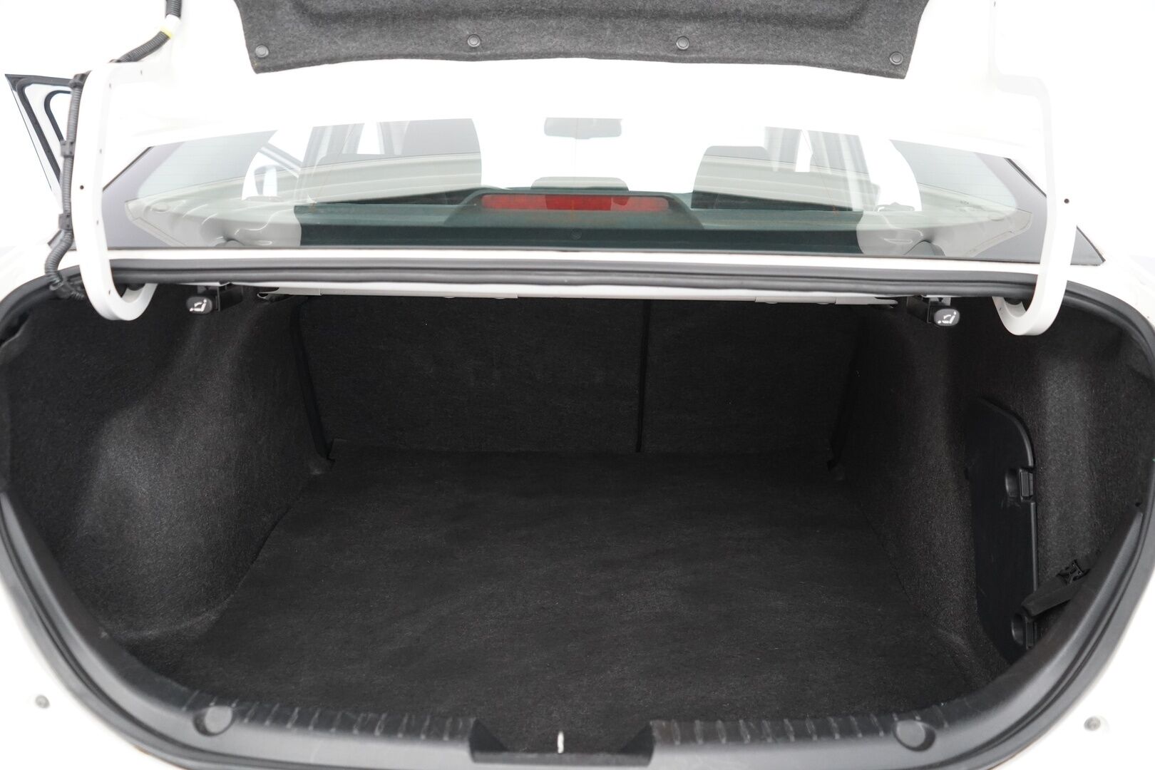 Mazda 3 2016 Sedan 2,0 (120) SKYACTIV-G Premium 6MT 4ov CO1 - 1.Om.Suomi-auto / Myydään juuri huollettuna ja tuulilasi vaihdettuna!