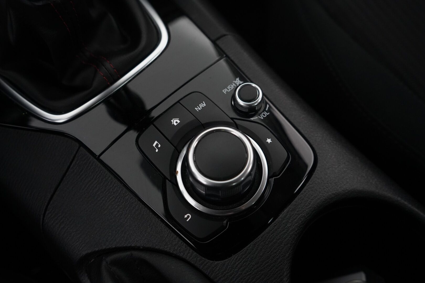 Mazda 3 2016 Sedan 2,0 (120) SKYACTIV-G Premium 6MT 4ov CO1 - 1.Om / Suomi-auto / Myydään juuri huollettuna ja tuulilasi vaihdettuna!