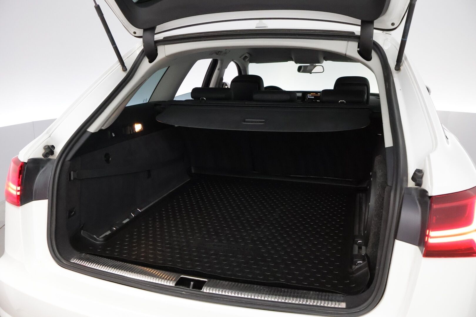 Audi A6 2016 Avant Business Sport 2,0 TDI 140 kW ultra S tronic * Vetokoukku / Nahka-Alcantara / Xenon / Audi Sound System / Vakkari - 2x Renkaat / Suomiauto / Juuri huollettu / Lohko & Sisäpistoke - HULLUT AVAJAISHULINAT KORKOTARJOUS 3,29 %