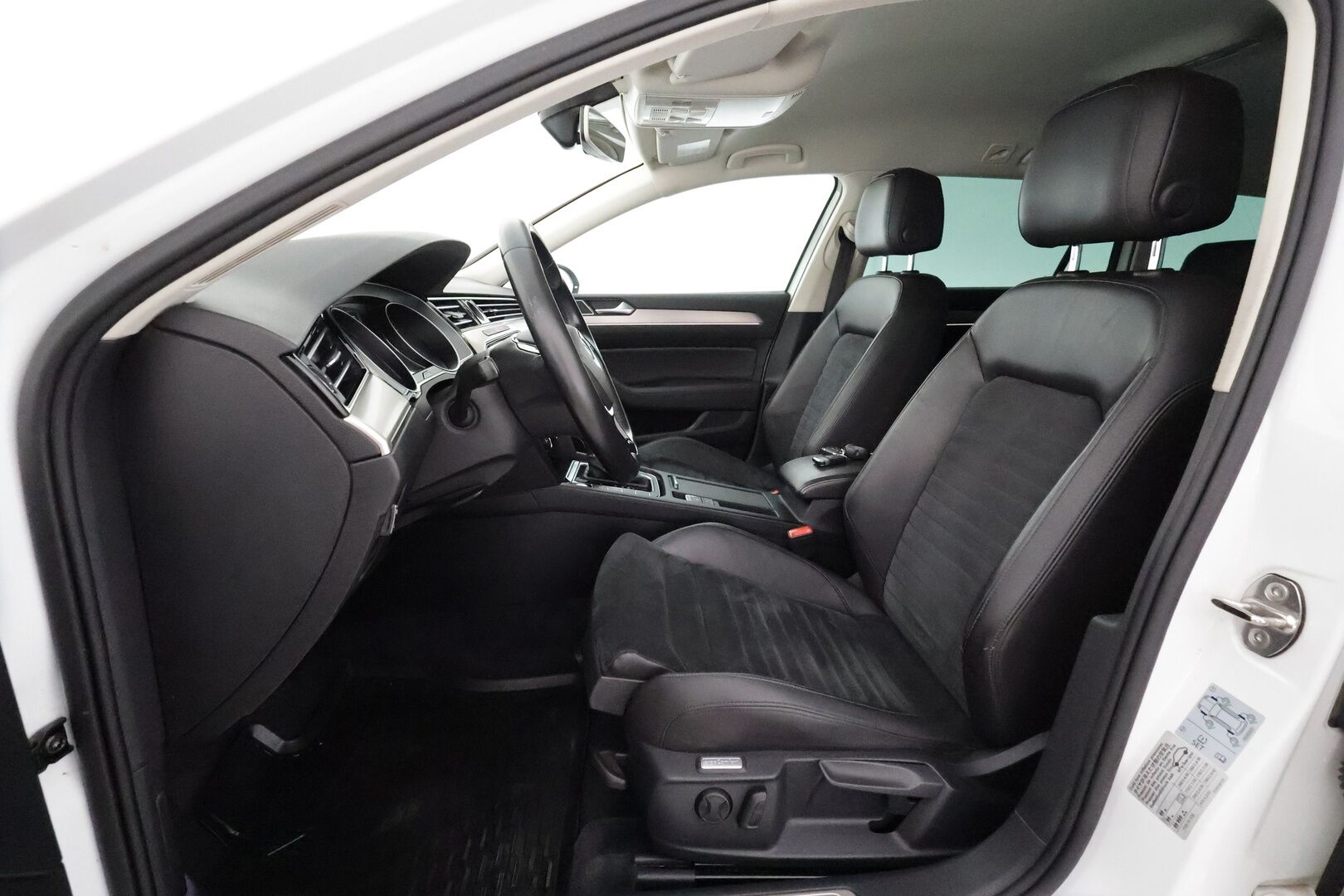 Volkswagen Passat 2016 Variant Highline 1,6 TDI 88 kW (120 hv) DSG-automaatti - Suomiauto / Webasto / Adapt.Vakkari / Vetokoukku / Navigointi / Apple&Android / Adapt.LED / Nahka-Alcantara / Hyvin varusteltu!