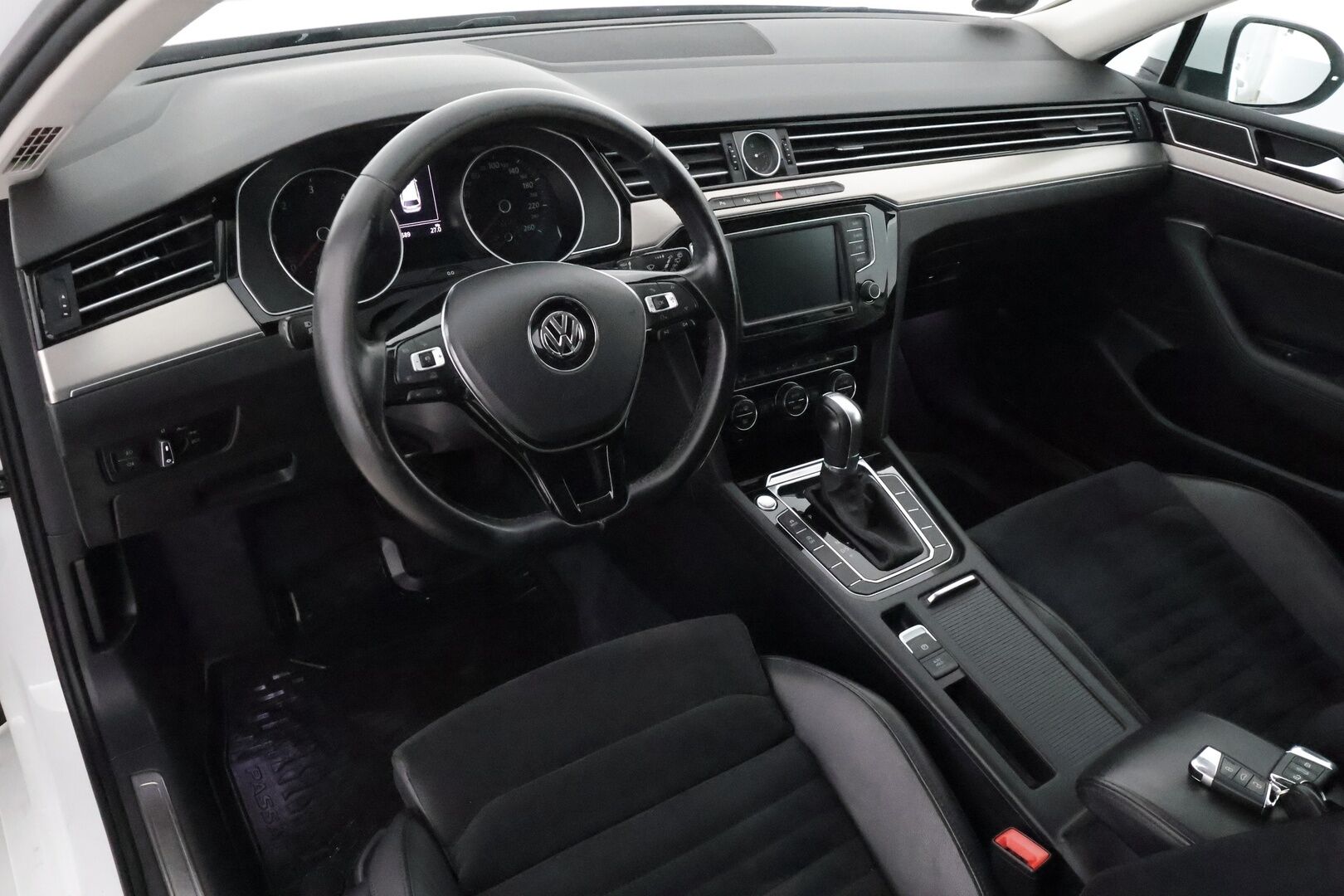 Volkswagen Passat 2016 Variant Highline 1,6 TDI 88 kW (120 hv) DSG-automaatti - Suomiauto / Webasto / Adapt.Vakkari / Vetokoukku / Navigointi / Apple&Android / Adapt.LED / Nahka-Alcantara / Hyvin varusteltu!
