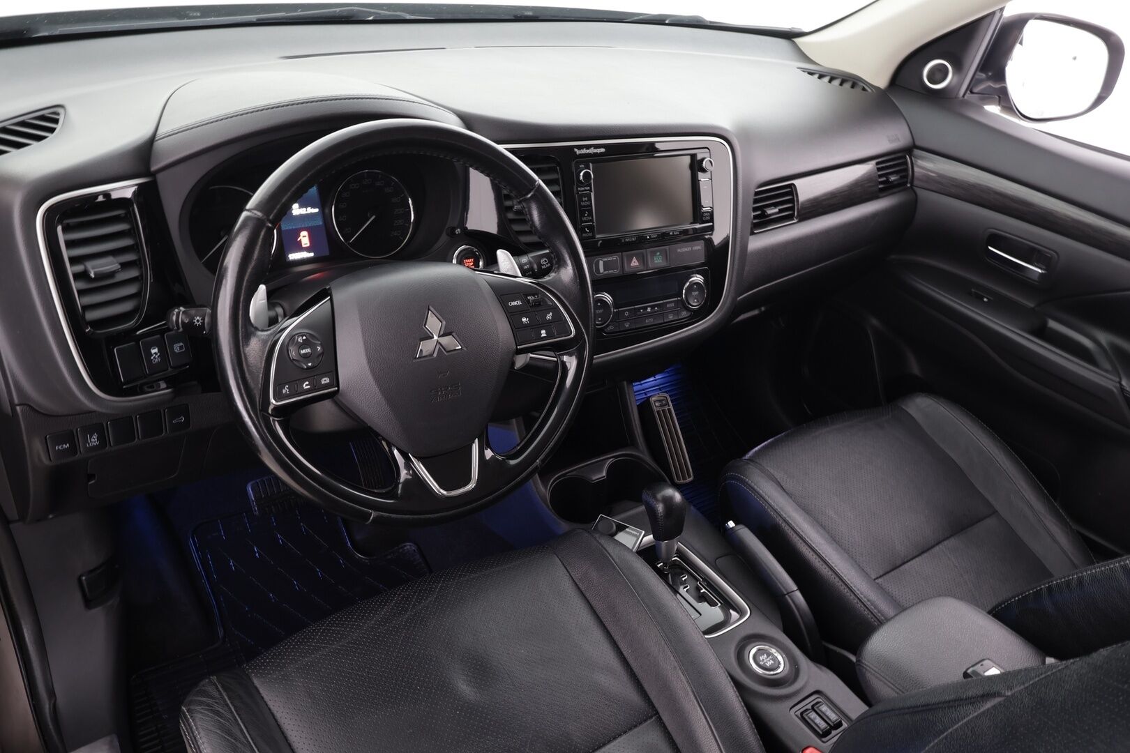 Mitsubishi Outlander 2016 2,2 DI-D Instyle NAVI AT 4WD 7P Business * ACC / P.kamera / Koukku / Webasto / Sähköpenkki * - Suomi-auto / Kahdet renkaat aluvanteilla - HULLU BLACKWEEK KORKOTARJOUS 2,49%