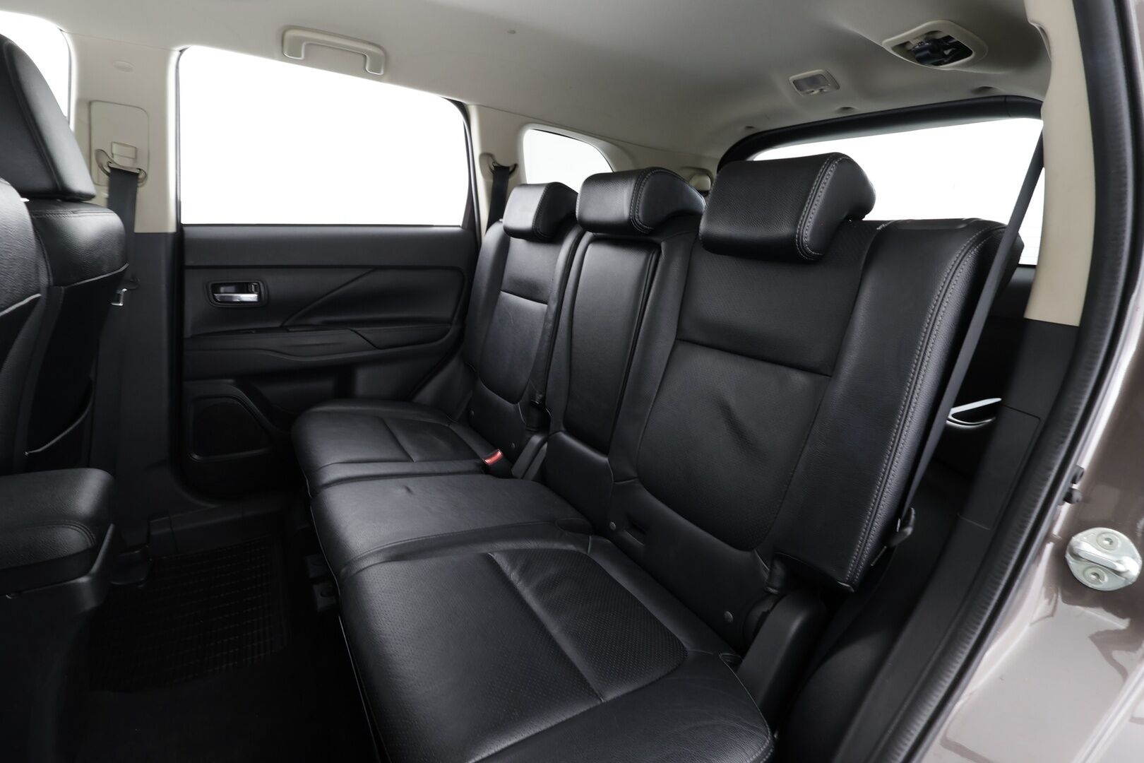 Mitsubishi Outlander 2016 2,2 DI-D Instyle NAVI AT 4WD 7P Business * ACC / P.kamera / Koukku / Webasto / Sähköpenkki * - Suomi-auto / Kahdet renkaat aluvanteilla - HULLU BLACKWEEK KORKOTARJOUS 2,49%