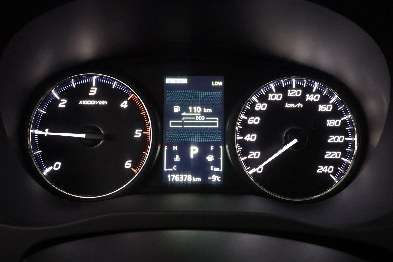 Mitsubishi Outlander 2016 2,2 DI-D Instyle NAVI AT 4WD 7P Business * ACC / P.kamera / Koukku / Webasto / Sähköpenkki * - Suomi-auto / Kahdet renkaat aluvanteilla - HULLU BLACKWEEK KORKOTARJOUS 2,49%