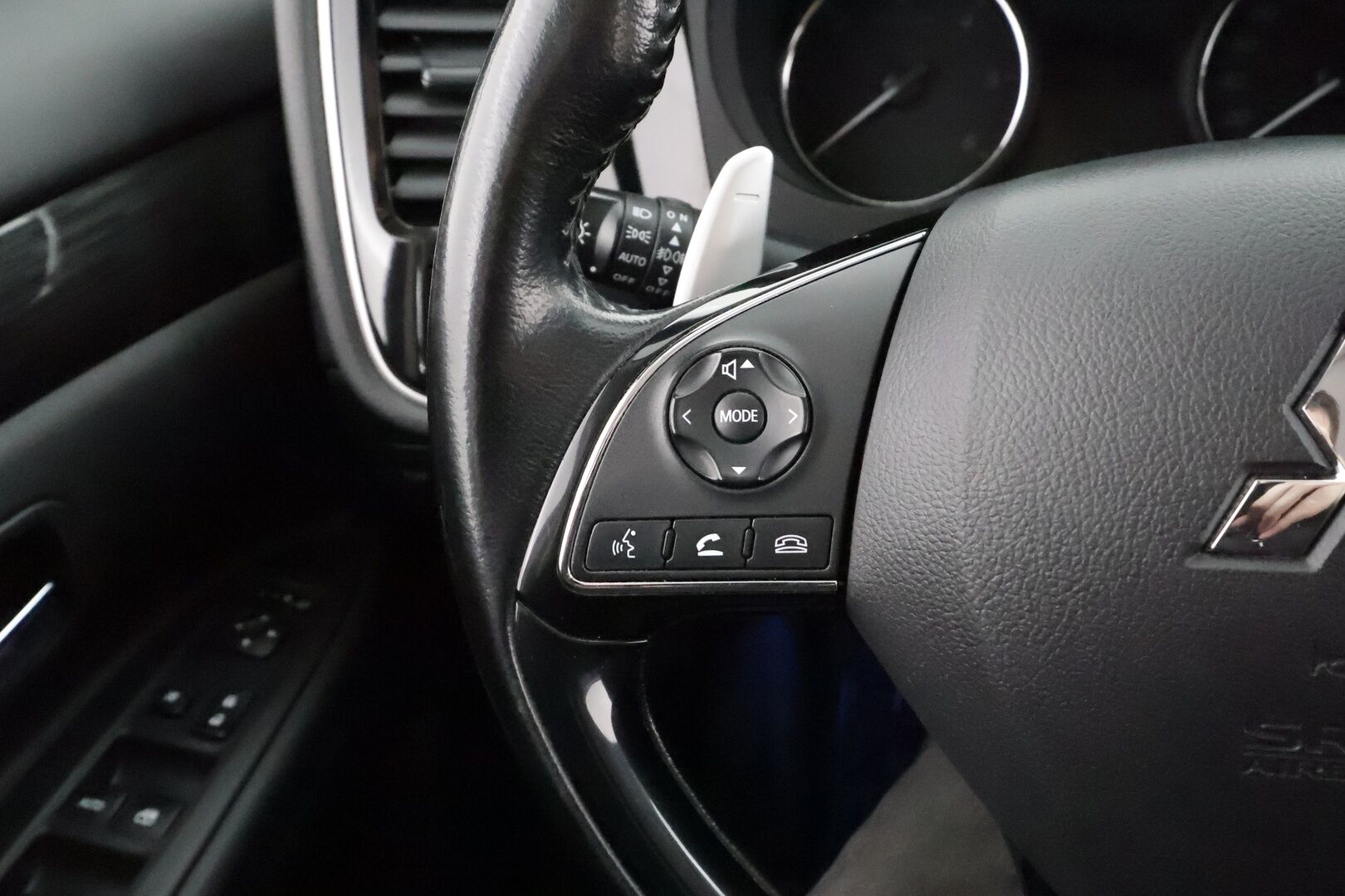 Mitsubishi Outlander 2016 2,2 DI-D Instyle NAVI AT 4WD 7P Business * ACC / P.kamera / Koukku / Webasto / Sähköpenkki * - Suomi-auto / Kahdet renkaat aluvanteilla - HULLU BLACKWEEK KORKOTARJOUS 2,49%