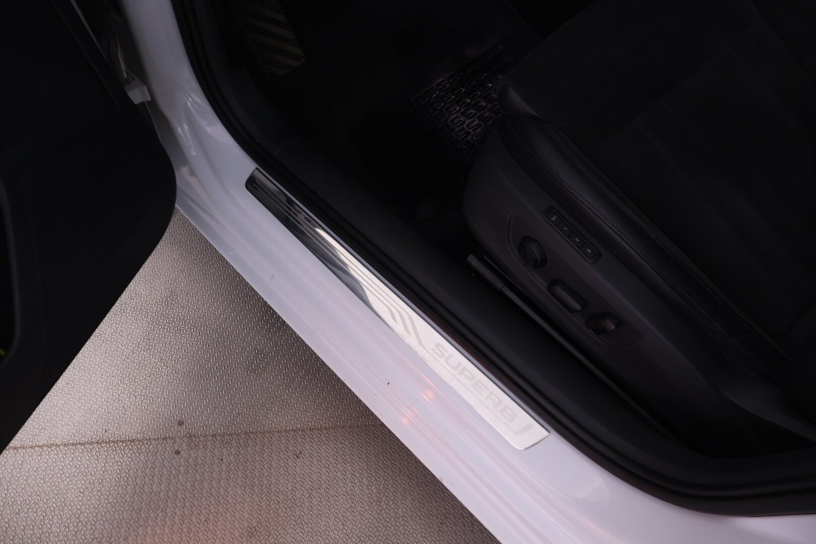 Skoda Superb 2016 Combi 2,0 TDI 190 Style DSG Autom. *YritysOutlet - Myydään vain yrityksille* - *YritysOutlet - Myydään vain yrityksille*