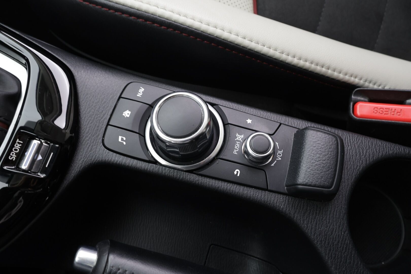 Mazda CX-3 2016 2,0 (120) SKYACTIV-G Luxury Plus 6AT ED2 - | ACC | HUD | BOSE | Nahka-alcantara | P.kamera | BSM | Kaistavahti | Navi | BT | Keyless | LED | Aut. pitkät | 2x renkaat aluin |