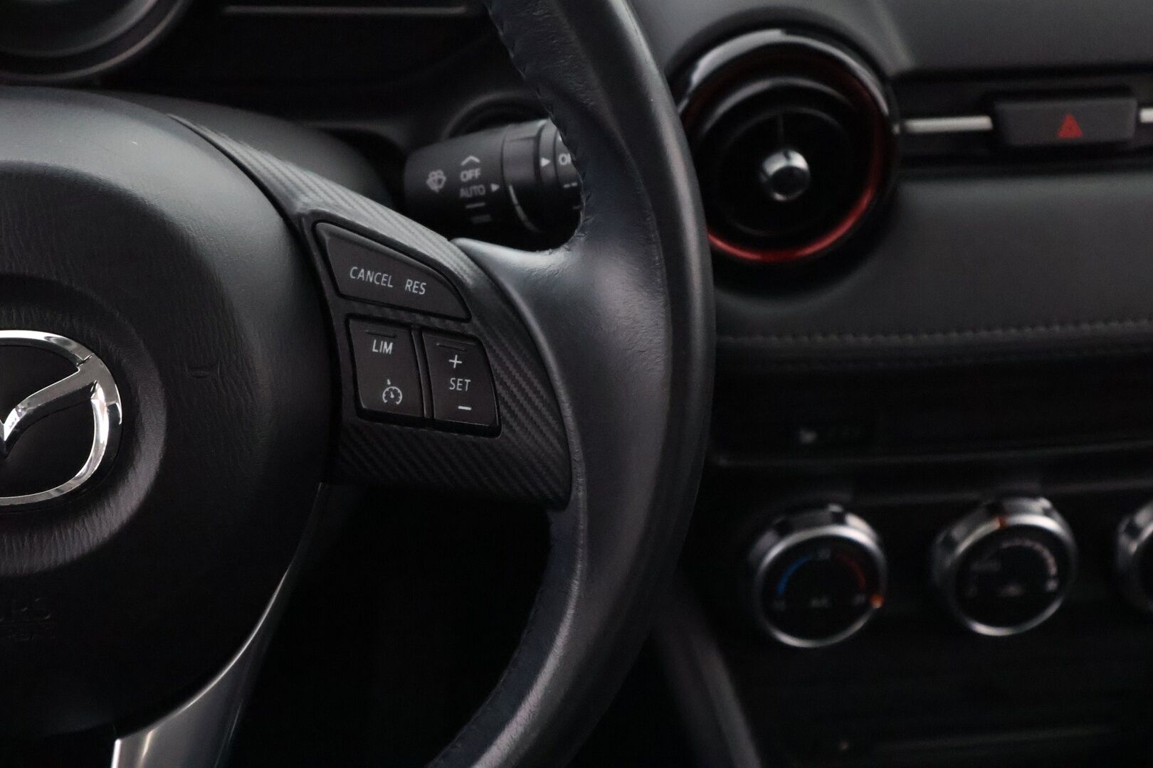 Mazda CX-3 2016 2,0 (120) SKYACTIV-G Premium Plus 6AT  * Vakkari / Kaistavahti / Lohko&Sisä / P.Tutka / LED! - 2x Hyvät Renkaat / Huippusiisti! 