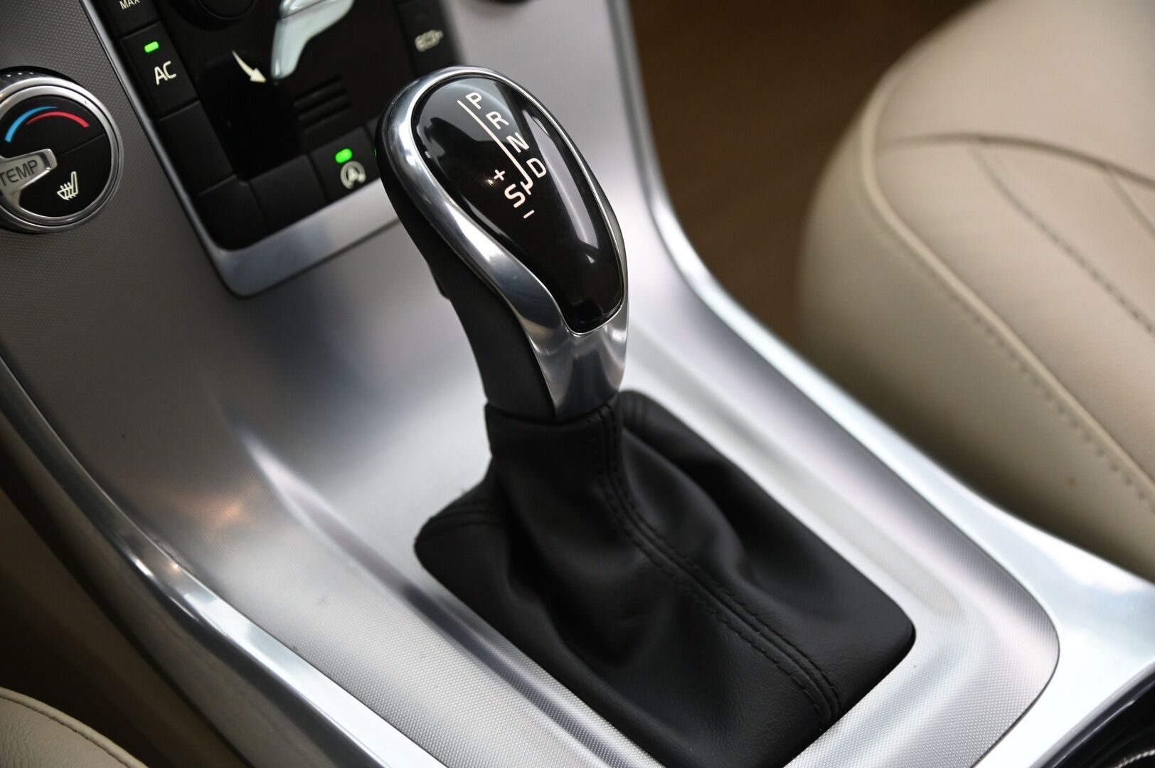 Volvo V70 2016 D3 Business Classic aut*Webasto / Muistipenkit / Navi / BT* - *Juuri saapunut / 2x renkaat & vanteet*