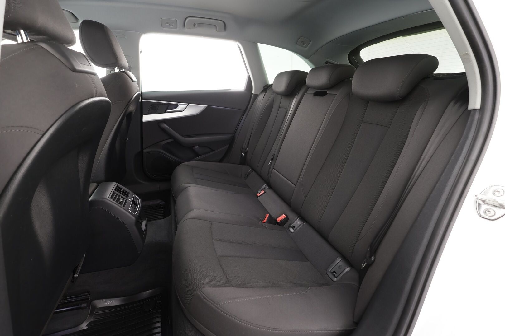 Audi A4 2017 Avant Land of quattro Sport Edition 2,0 TDI 140 kW quattro S tronic * Webasto / Matrix LED / Sporttipenkit / Koukku * - Suomi-auto / Kahdet renkaat aluvanteilla / Merkkihuollettu