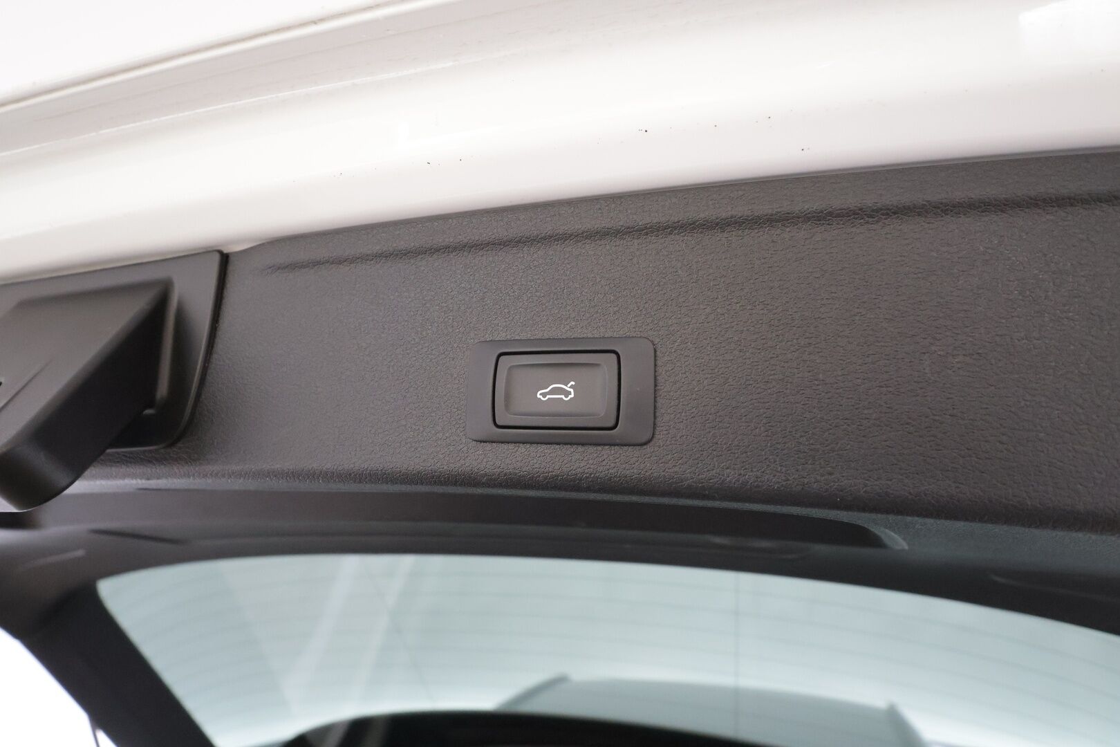 Audi A4 2017 Avant Land of quattro Sport Edition 2,0 TDI 140 kW quattro S tronic * Webasto / Matrix LED / Sporttipenkit / Koukku * - Suomi-auto / Kahdet renkaat aluvanteilla / Merkkihuollettu - HULLUT AVAJAISHULINAT KORKOTARJOUS 3,29 %