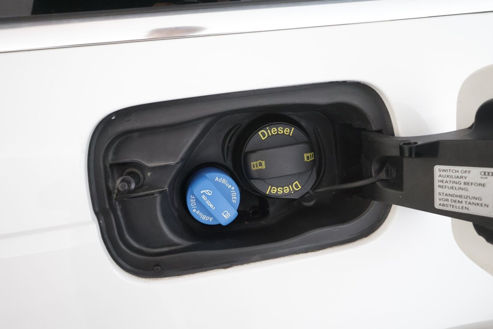 Audi A4 2017 Avant Land of quattro Sport Edition 2,0 TDI 140 kW quattro S tronic * Webasto / Matrix LED / Sporttipenkit / Koukku * - Suomi-auto / Kahdet renkaat aluvanteilla / Merkkihuollettu - HULLUT AVAJAISHULINAT KORKOTARJOUS 3,29 %