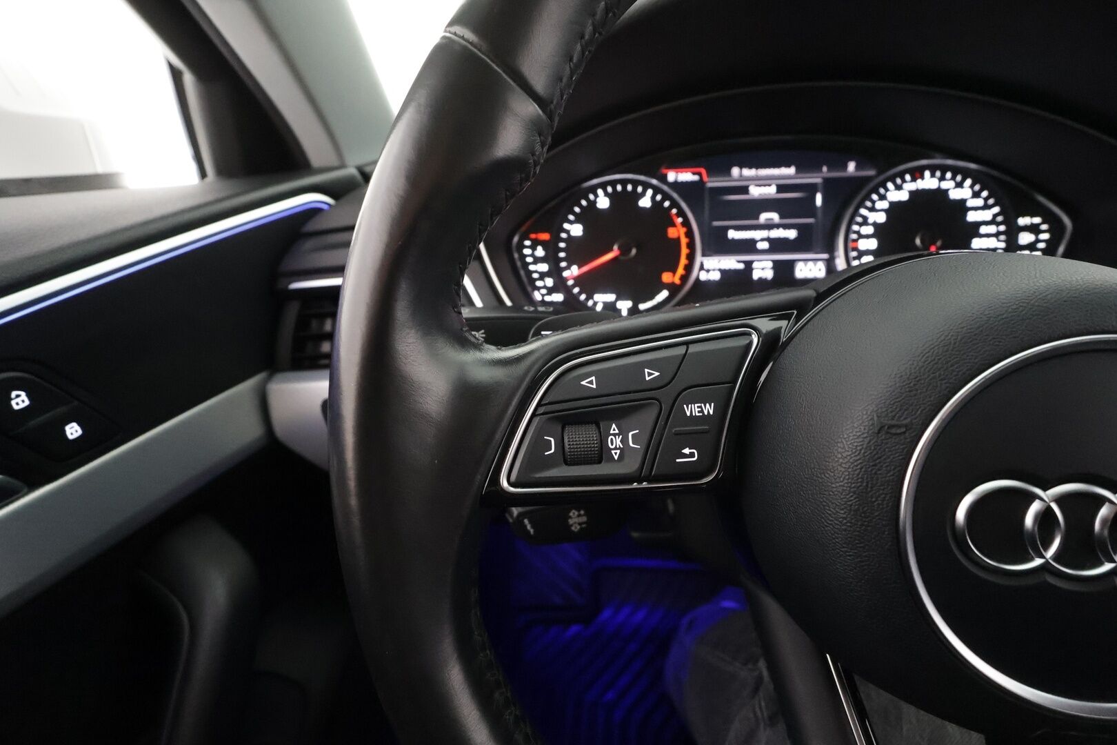 Audi A4 2017 Avant Land of quattro Sport Edition 2,0 TDI 140 kW quattro S tronic * Webasto / Matrix LED / Sporttipenkit / Koukku * - Suomi-auto / Kahdet renkaat aluvanteilla / Merkkihuollettu