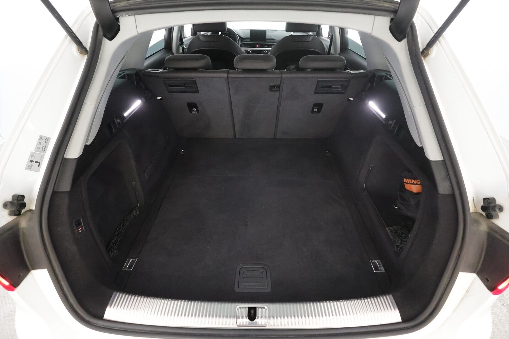 Audi A4 2017 Avant Land of quattro Sport Edition 2,0 TDI 140 kW quattro S tronic * Webasto / Matrix LED / Sporttipenkit / Koukku * - Suomi-auto / Kahdet renkaat aluvanteilla / Merkkihuollettu