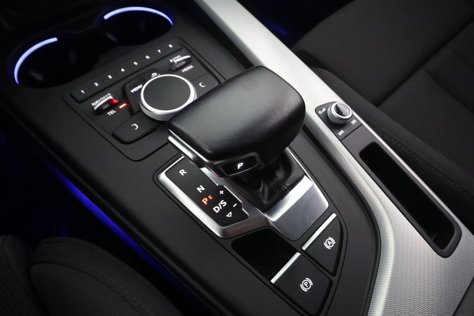 Audi A4 2017 Avant Land of quattro Sport Edition 2,0 TDI 140 kW quattro S tronic * Webasto / Matrix LED / Vakkari / Koukku * - Suomi-auto / Kahdet renkaat aluvanteilla / Merkkihuollettu