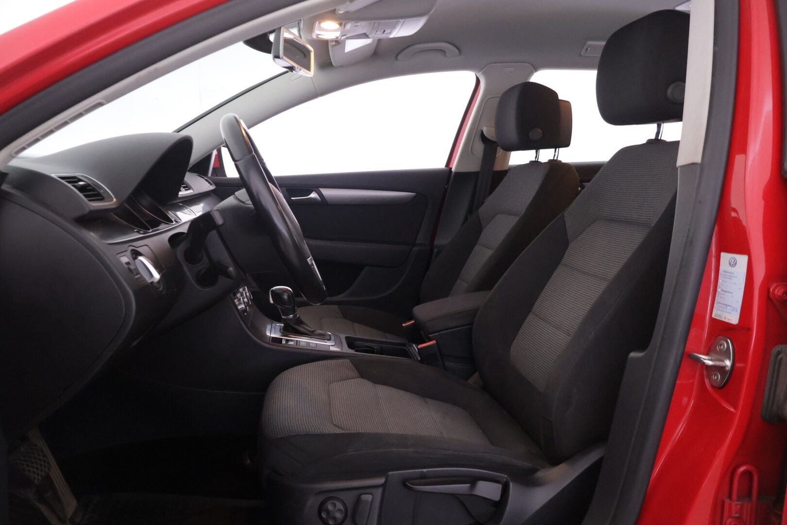 Volkswagen Passat 2013 *Myydään huutokaupat.com* - * Vakionopeudensäädin | Puolisähkösäätöinen kuljettajan istuin | 2x Alut | Huoltokirja *