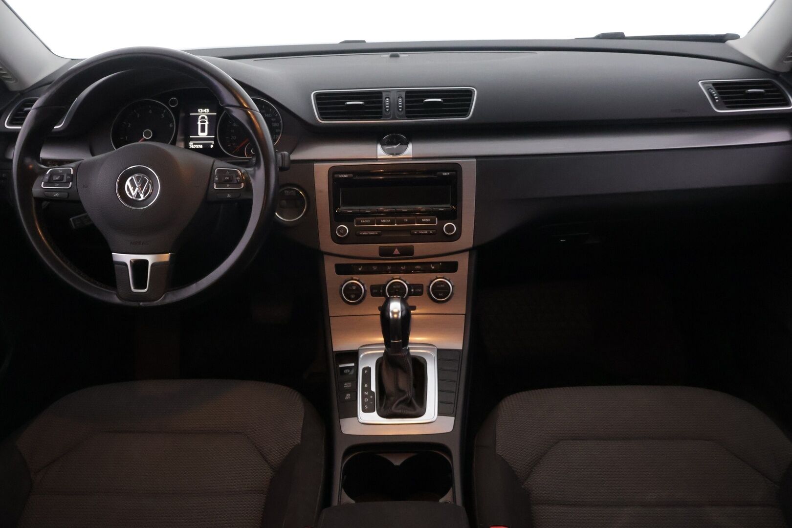 Volkswagen Passat 2013 *Myydään huutokaupat.com* - * Vakionopeudensäädin | Puolisähkösäätöinen kuljettajan istuin | 2x Alut | Huoltokirja *