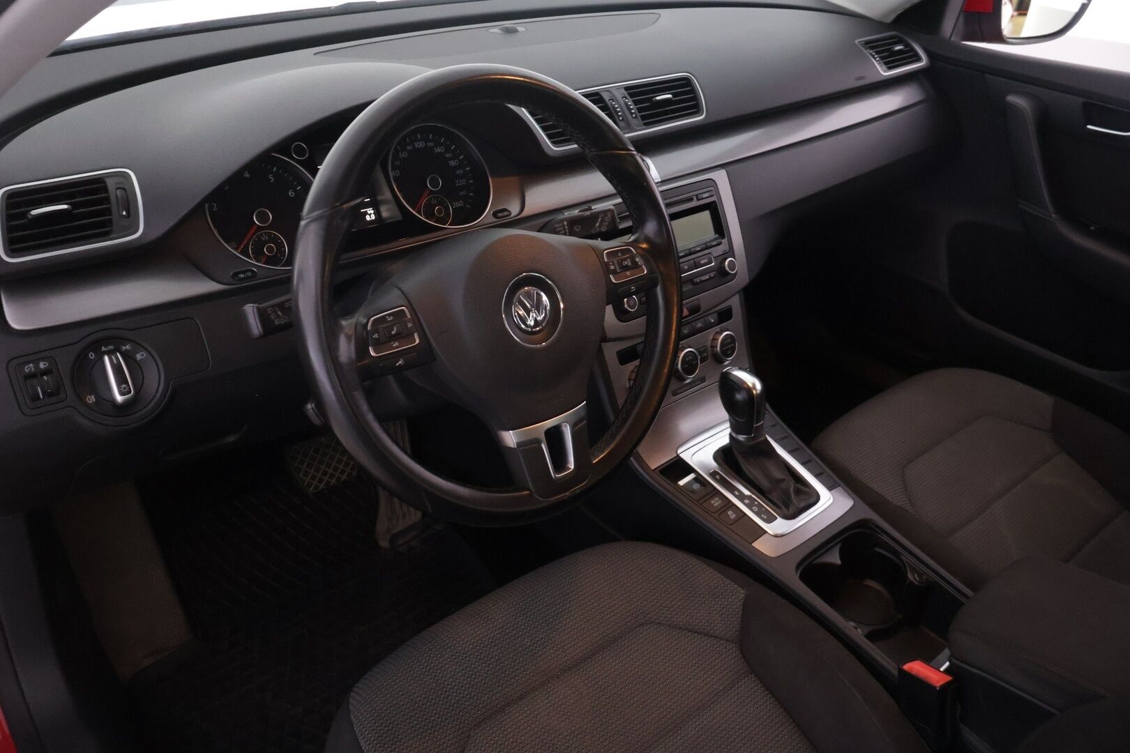 Volkswagen Passat 2013 *Myydään huutokaupat.com* - * Vakionopeudensäädin | Puolisähkösäätöinen kuljettajan istuin | 2x Alut | Huoltokirja *