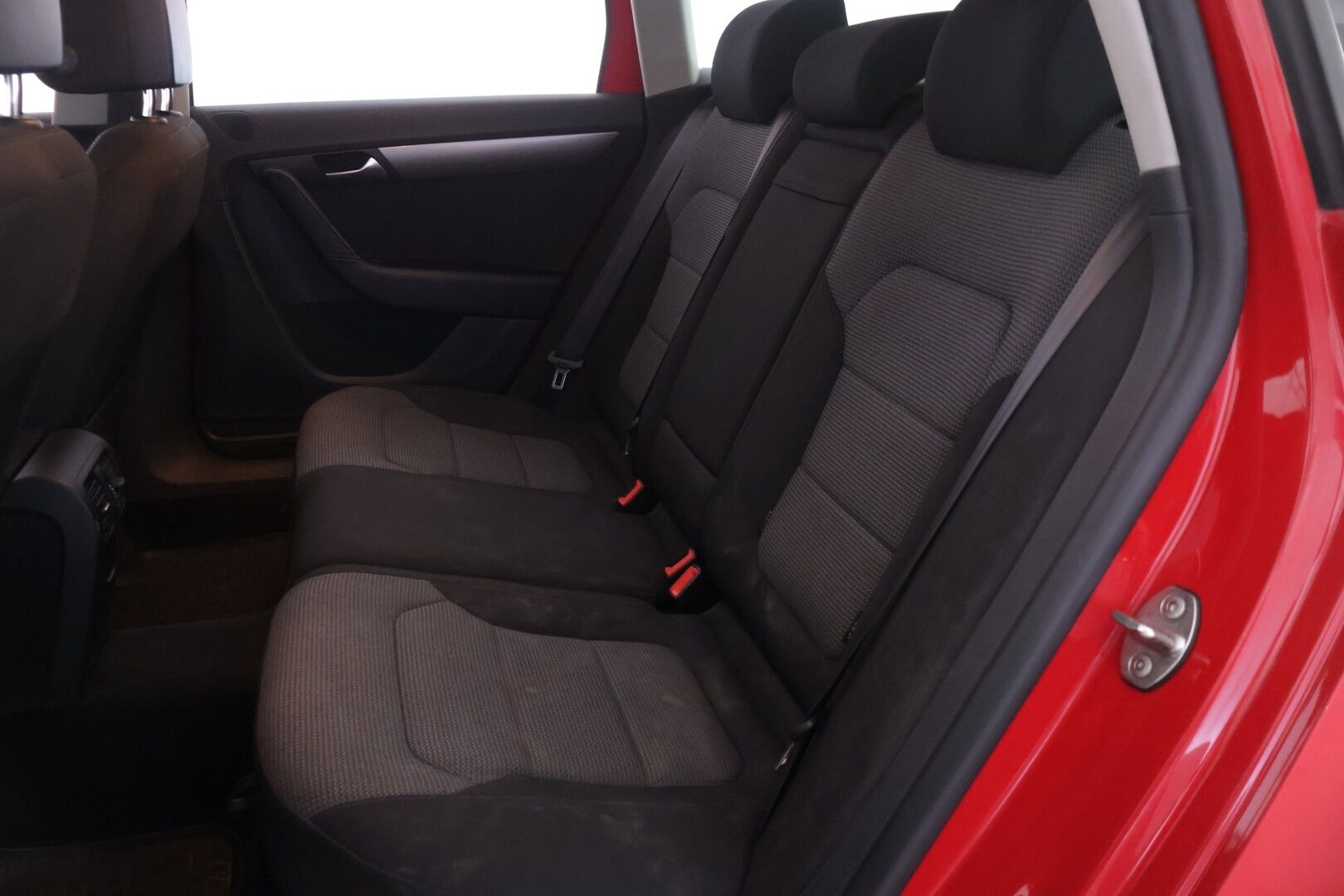 Volkswagen Passat 2013 *Myydään huutokaupat.com* - * Vakionopeudensäädin | Puolisähkösäätöinen kuljettajan istuin | 2x Alut | Huoltokirja *