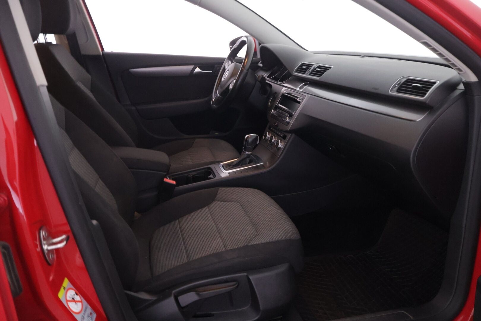 Volkswagen Passat 2013 *Myydään huutokaupat.com* - * Vakionopeudensäädin | Puolisähkösäätöinen kuljettajan istuin | 2x Alut | Huoltokirja *