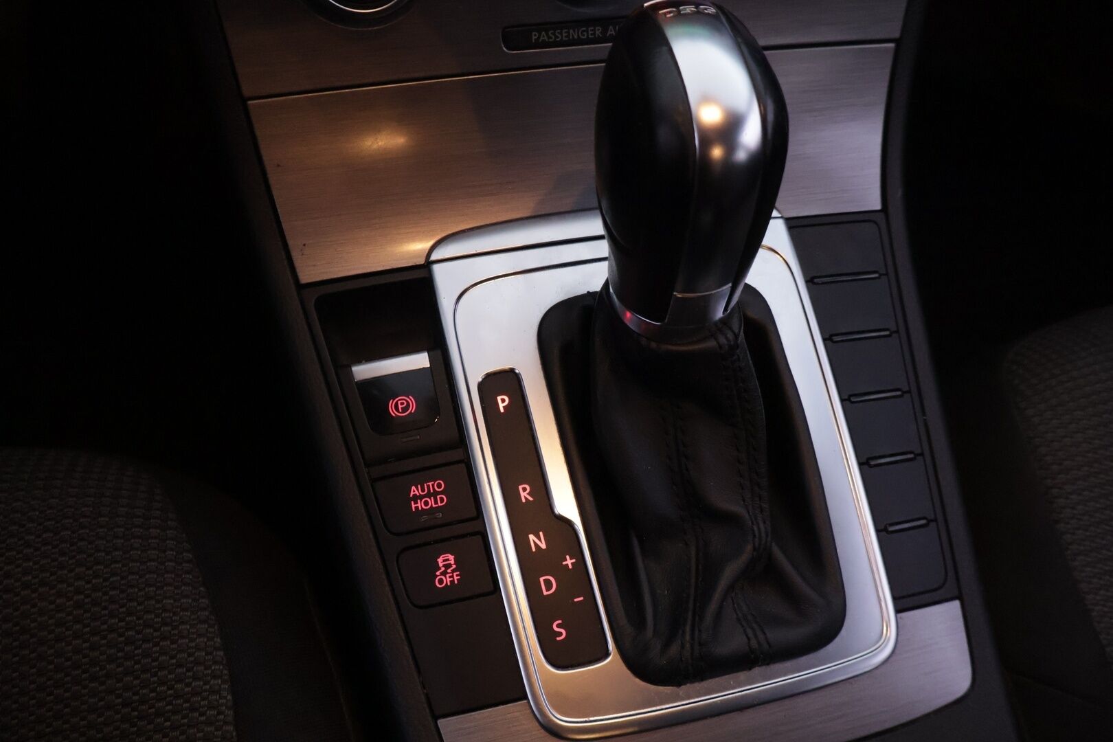 Volkswagen Passat 2013 *Myydään huutokaupat.com* - * Vakionopeudensäädin | Puolisähkösäätöinen kuljettajan istuin | 2x Alut | Huoltokirja *