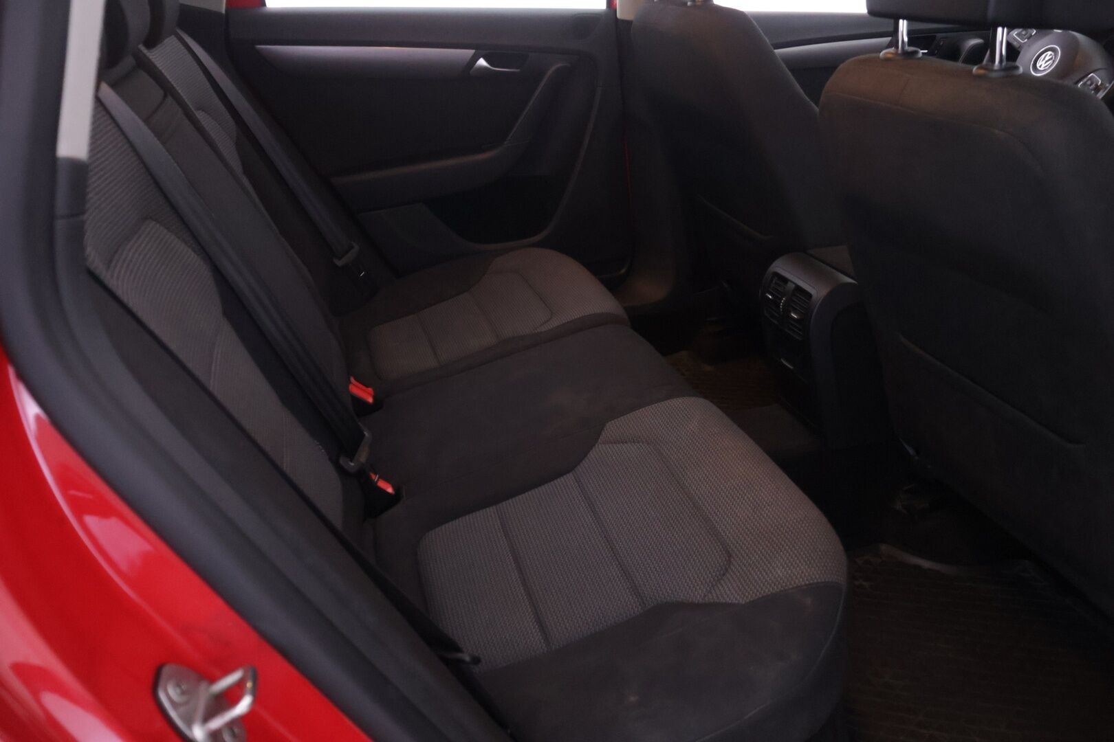 Volkswagen Passat 2013 *Myydään huutokaupat.com* - * Vakionopeudensäädin | Puolisähkösäätöinen kuljettajan istuin | 2x Alut | Huoltokirja *