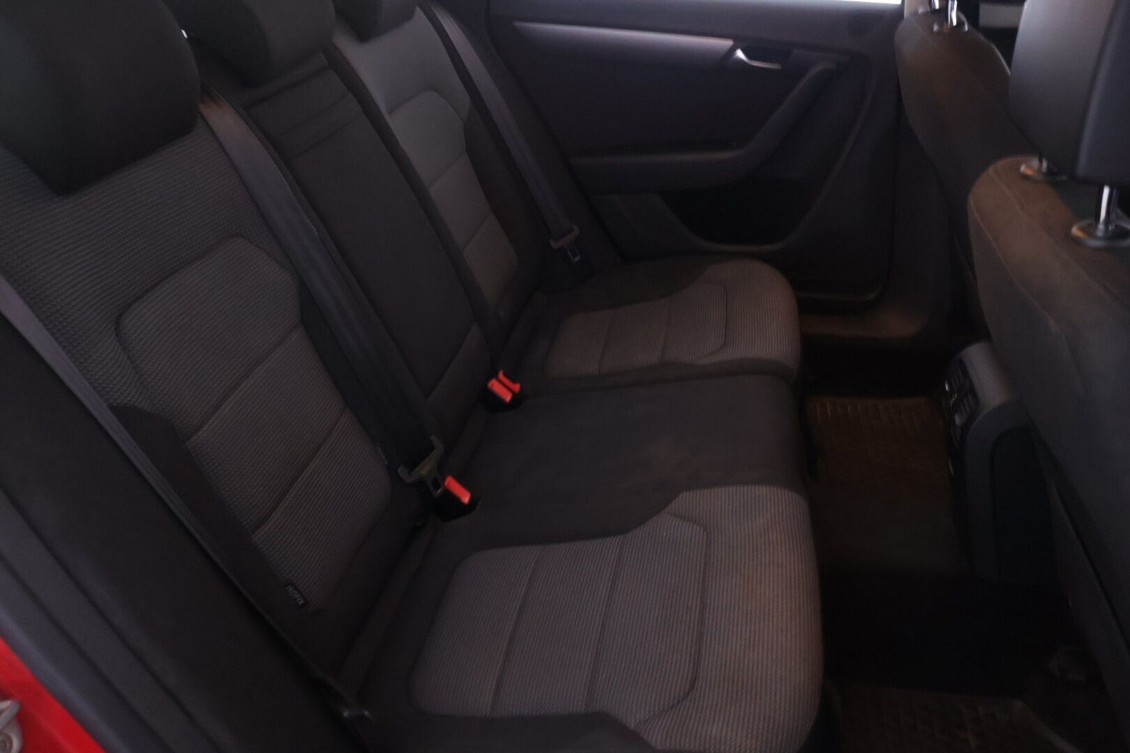 Volkswagen Passat 2013 *Myydään huutokaupat.com* - * Vakionopeudensäädin | Puolisähkösäätöinen kuljettajan istuin | 2x Alut | Huoltokirja *