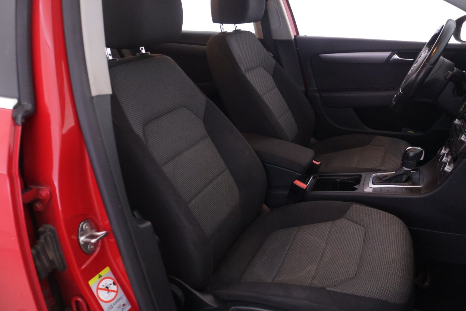 Volkswagen Passat 2013 *Myydään huutokaupat.com* - * Vakionopeudensäädin | Puolisähkösäätöinen kuljettajan istuin | 2x Alut | Huoltokirja *