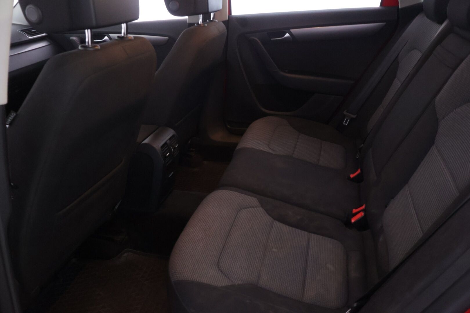 Volkswagen Passat 2013 *Myydään huutokaupat.com* - * Vakionopeudensäädin | Puolisähkösäätöinen kuljettajan istuin | 2x Alut | Huoltokirja *