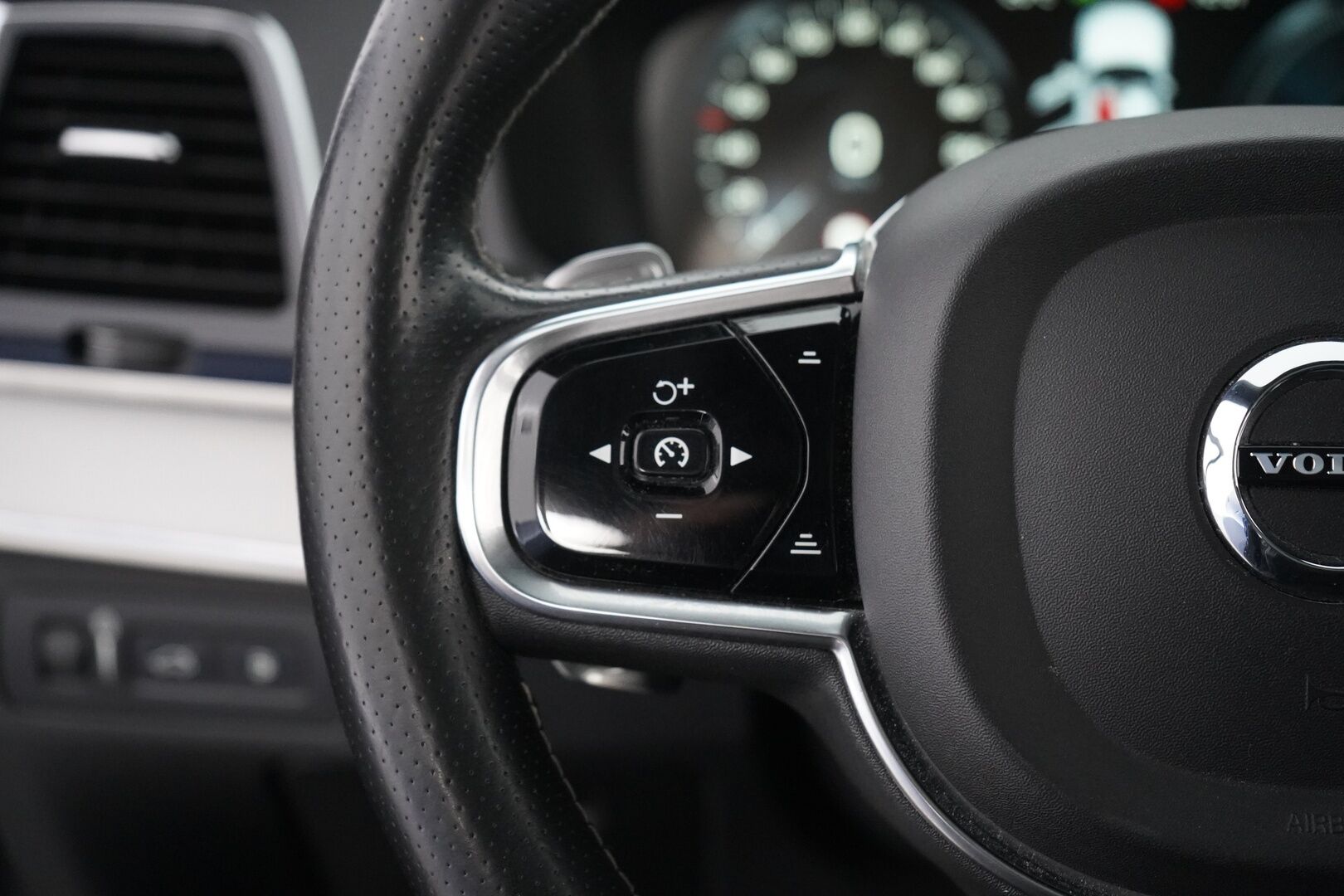 Volvo XC90 2017 T8 Twin Engine AWD R-Design aut 7-P - ACC | 360° Kamera | Koukku | Webasto | Muistinahat | Full-LED | R-Design | Suomi-auto | Kahdet Volvon vanteet | Myydään juuri huollettuna sekä katsastettuna ja jakohihna vaihdettuna! 