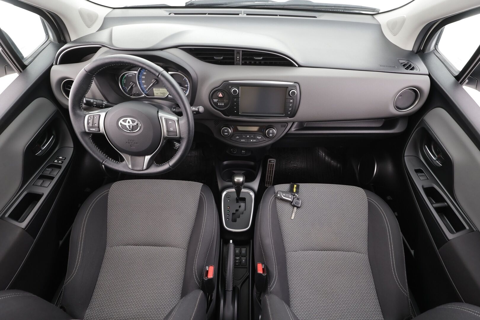 Toyota Yaris 2016 1,5 Hybrid Active Edition * Sisätilanlämmitin / Vakkari / P.Kamera / Navi / Bluetooth * - Suomi-auto / Merkkihuollot - HULLUT AVAJAISHULINAT KORKOTARJOUS 3,29 %