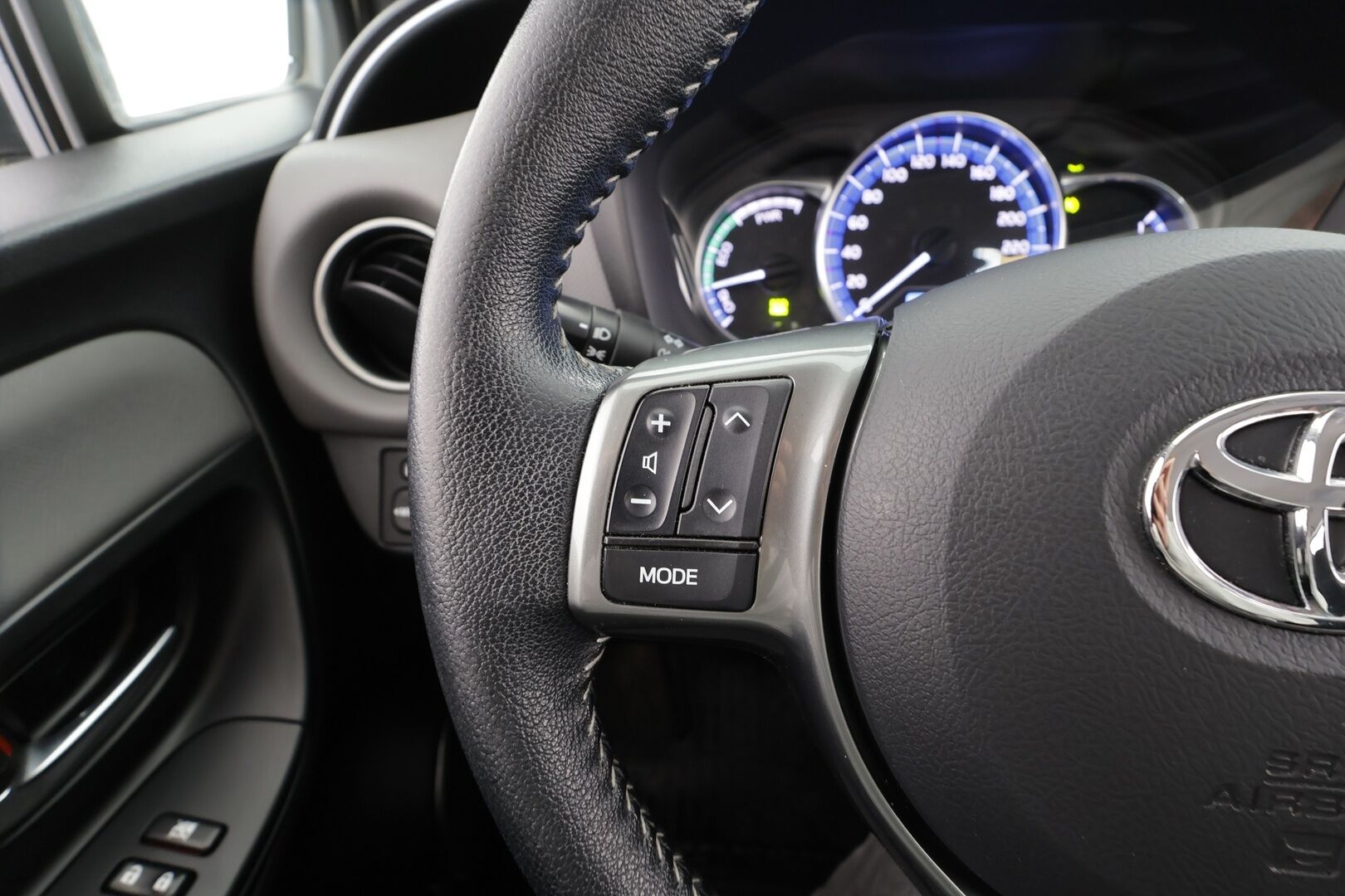 Toyota Yaris 2016 1,5 Hybrid Active Edition * Sisätilanlämmitin / Vakkari / P.Kamera / Navi / Bluetooth * - Suomi-auto / Merkkihuollot - HULLUT AVAJAISHULINAT KORKOTARJOUS 3,29 %