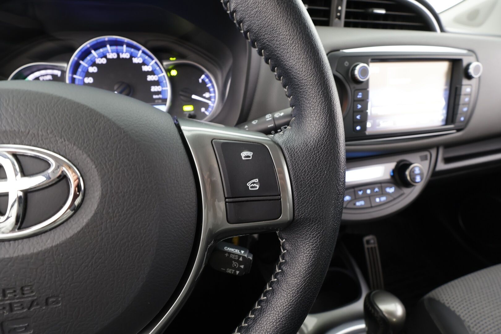 Toyota Yaris 2016 1,5 Hybrid Active Edition * Sisätilanlämmitin / Vakkari / P.Kamera / Navi / Bluetooth * - Suomi-auto / Merkkihuollot - HULLUT AVAJAISHULINAT KORKOTARJOUS 3,29 %