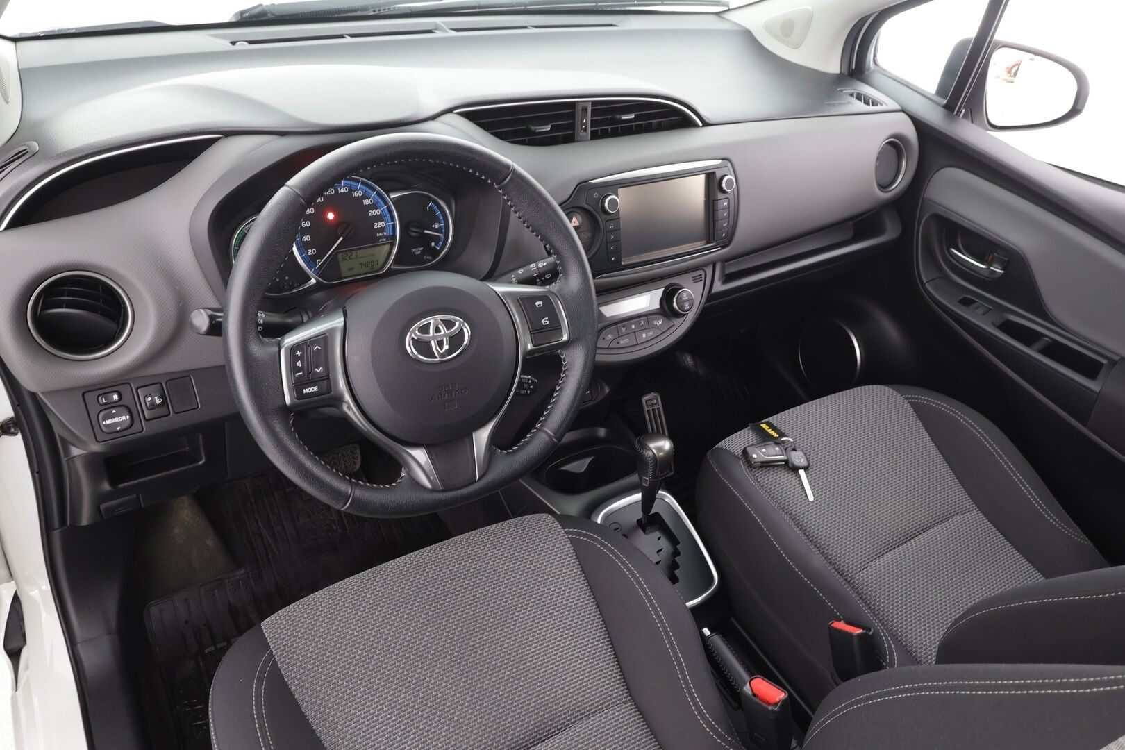 Toyota Yaris 2016 1,5 Hybrid Active Edition * Sisätilanlämmitin / Vakkari / P.Kamera / Navi / Bluetooth * - Suomi-auto / Merkkihuollot - HULLUT AVAJAISHULINAT KORKOTARJOUS 3,29 %