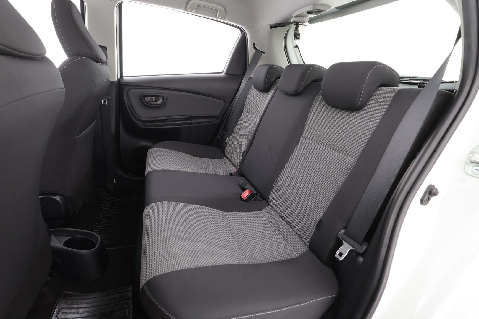 Toyota Yaris 2016 1,5 Hybrid Active Edition * Sisätilanlämmitin / Vakkari / P.Kamera / Navi / Bluetooth * - Suomi-auto / Merkkihuollot - HULLUT AVAJAISHULINAT KORKOTARJOUS 3,29 %